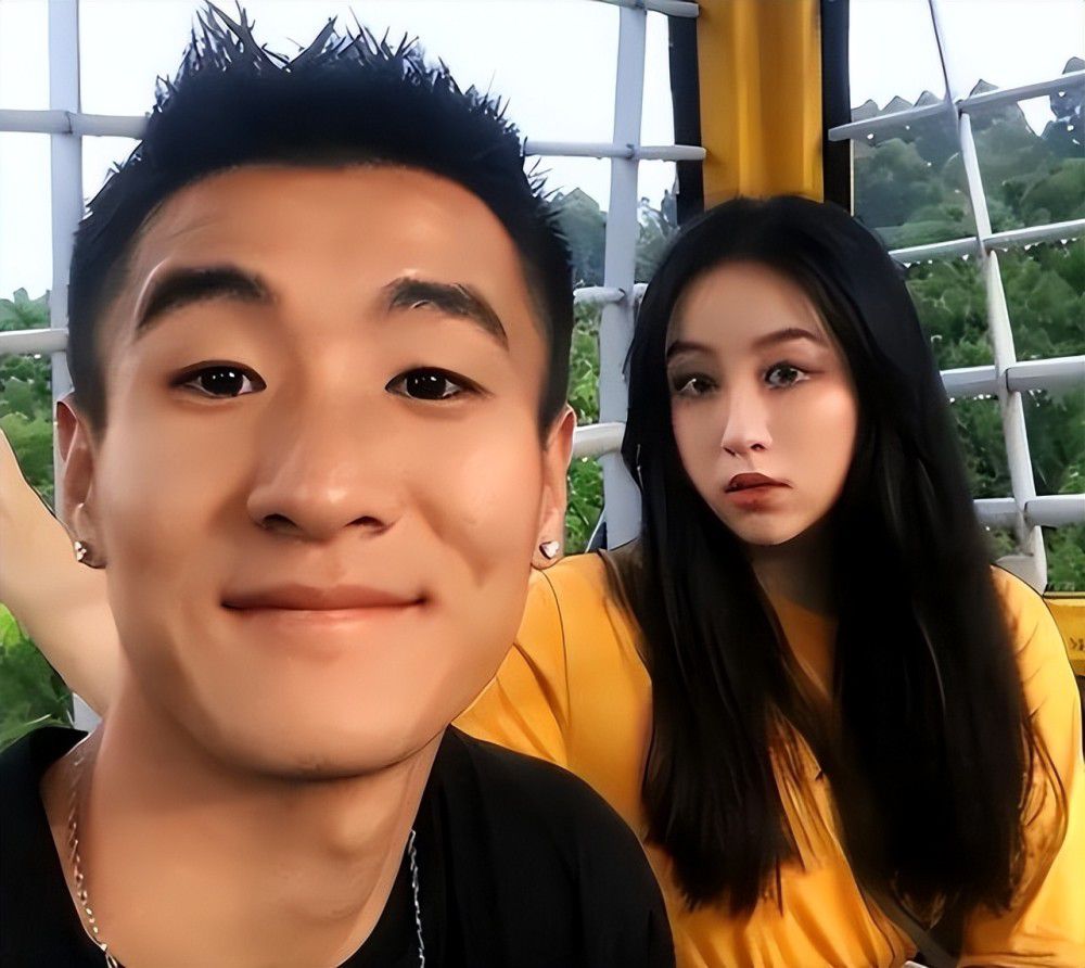 不过，当车开到手术室附近的时候，众人忽然发现，手术室门外听着很多车辆，打眼一看至少好几十辆车。